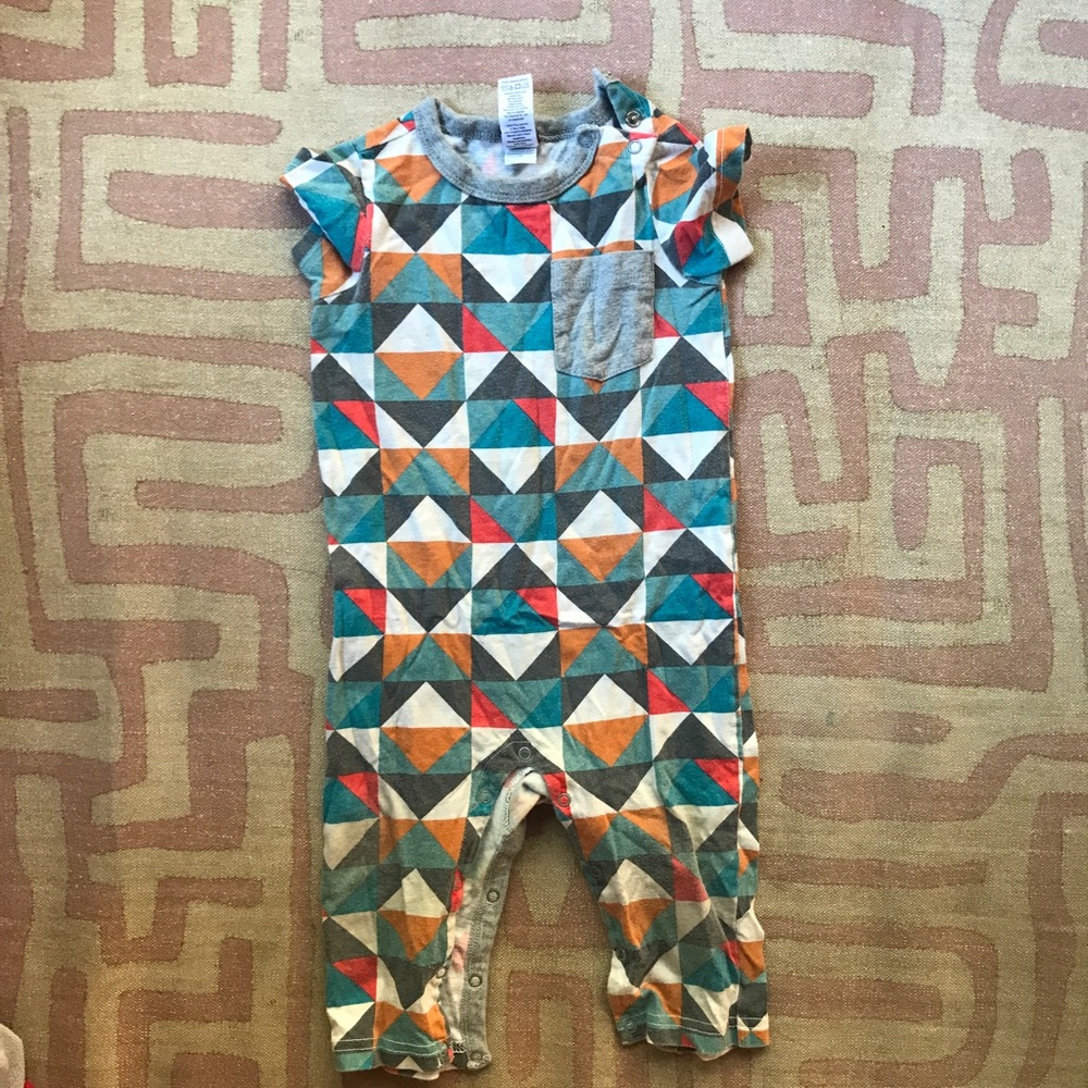 Tea collection triangle pattern short sleeve romper 6-12 months
